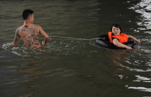 武漢熱浪滾滾 市民橋墩跳水 武漢熱浪滾滾 市民橋墩跳水