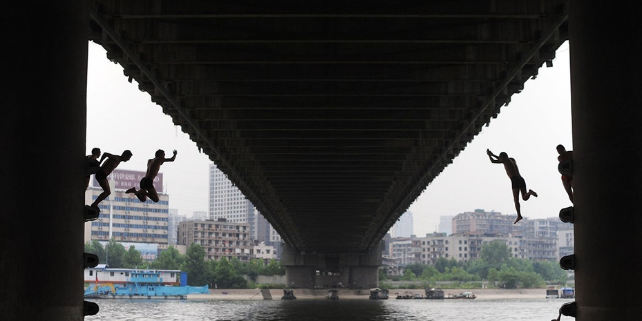 武漢熱浪滾滾 市民橋墩跳水 武漢熱浪滾滾 市民橋墩跳水
