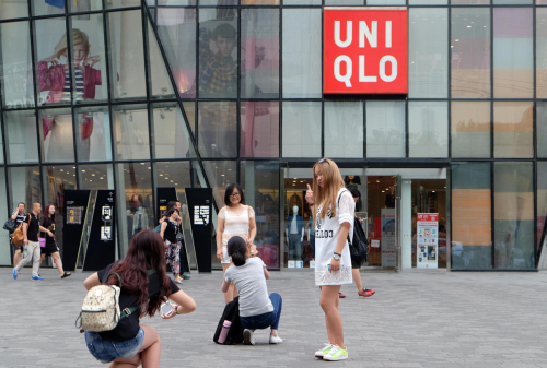 北京市民三里屯優衣庫扎堆拍照 北京市民三里屯優衣庫扎堆拍照