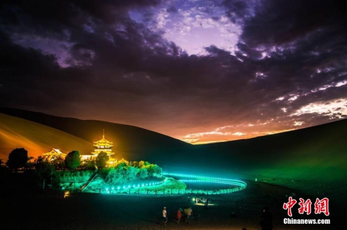 敦煌出現火燒云 晚霞駝影相映成趣