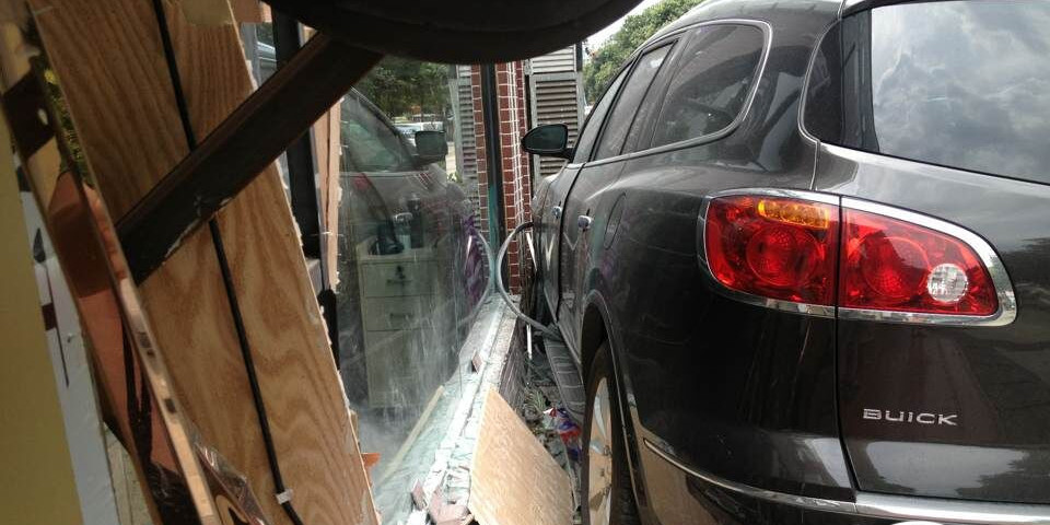 油門當剎車 越野車差點沖進理發店 油門當剎車 越野車差點沖進理發店