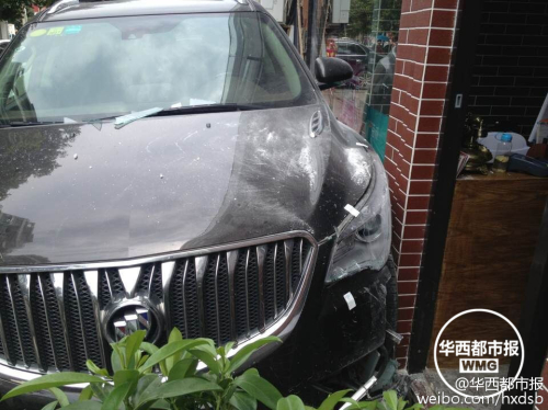 油門當剎車 越野車差點沖進理發店 油門當剎車 越野車差點沖進理發店