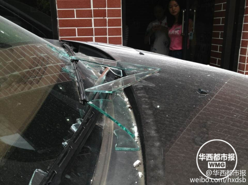 油門當剎車 越野車差點沖進理發店 油門當剎車 越野車差點沖進理發店