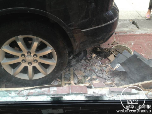 油門當剎車 越野車差點沖進理發店 油門當剎車 越野車差點沖進理發店