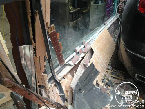 油門當剎車 越野車差點沖進理發店 油門當剎車 越野車差點沖進理發店