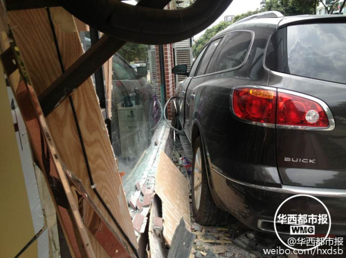 油門當剎車 越野車差點沖進理發店 油門當剎車 越野車差點沖進理發店