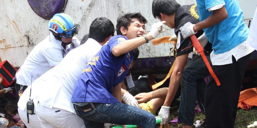 普吉大巴翻車致17名中國游客受傷 普吉大巴翻車致17名中國游客受傷