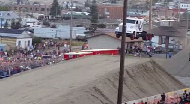 男子駕卡車(chē)飛越51米鴻溝刷新世界紀(jì)錄 男子駕卡車(chē)飛越51米鴻溝刷新世界紀(jì)錄