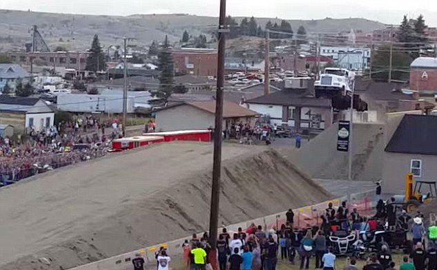 男子駕卡車(chē)飛越51米鴻溝刷新世界紀(jì)錄 男子駕卡車(chē)飛越51米鴻溝刷新世界紀(jì)錄