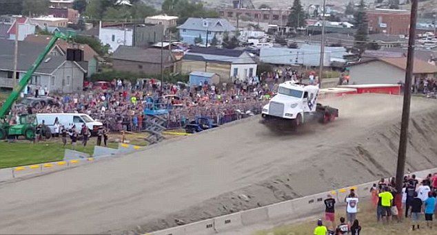 男子駕卡車(chē)飛越51米鴻溝刷新世界紀(jì)錄 男子駕卡車(chē)飛越51米鴻溝刷新世界紀(jì)錄