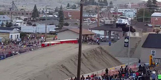 男子駕卡車(chē)飛越51米鴻溝刷新世界紀(jì)錄 男子駕卡車(chē)飛越51米鴻溝刷新世界紀(jì)錄