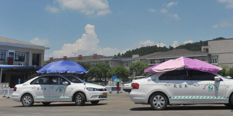 杭州一駕?，F遮陽新招 教練車車頂撐傘