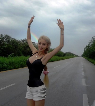 烏克蘭真人芭比雙峰傲人 腰瘦可一手掌握 烏克蘭真人芭比雙峰傲人 腰瘦可一手掌握