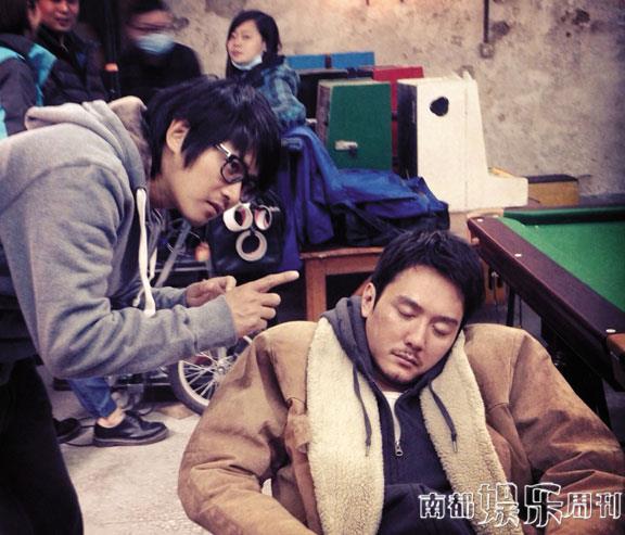 導演在認真給演員說戲,演員聽得也很認真。 導演在認真給演員說戲,演員聽得也很認真。