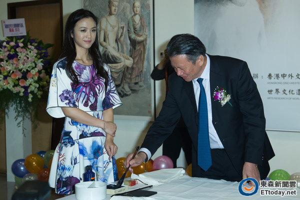 湯唯出席父親湯余銘的“世界文化遺產繪畫展”站臺 湯唯出席父親湯余銘的“世界文化遺產繪畫展”站臺
