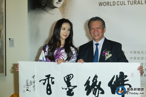 湯唯出席父親湯余銘的“世界文化遺產繪畫展”站臺 湯唯出席父親湯余銘的“世界文化遺產繪畫展”站臺