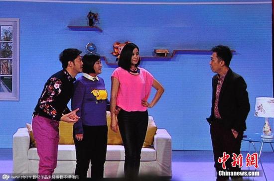 2015年2月18日晚8時，2015央視羊年春晚準(zhǔn)時開播，各路明星大腕齊聚一臺向觀眾展示了一場奢華的