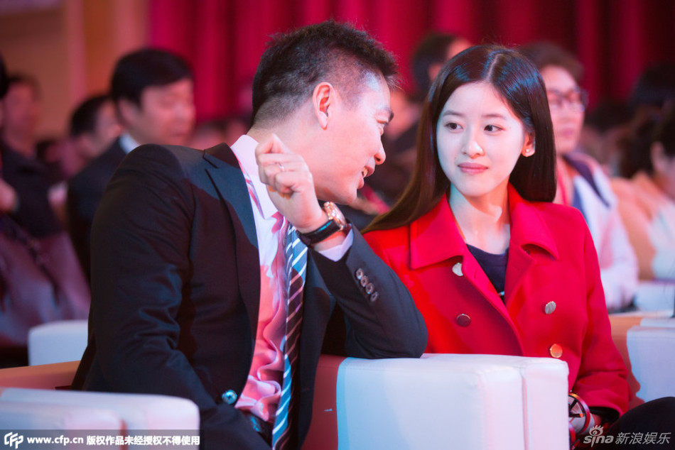 奶茶妹妹與劉強(qiáng)東親密熱聊滿目愛(ài)意 奶茶妹妹與劉強(qiáng)東親密熱聊滿目愛(ài)意