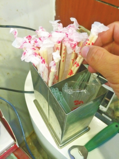 街頭小店常見一次性免費餐具 街頭小店常見一次性免費餐具