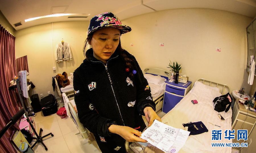 赴韓整形失敗者陳怡麗向記者展示醫(yī)療事故鑒定（4月8日攝）。