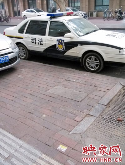 鄭州市區街頭驚現“包小姐”小廣告 想要服務需先打錢 鄭州市區街頭驚現“包小姐”小廣告 想要服務需先打錢