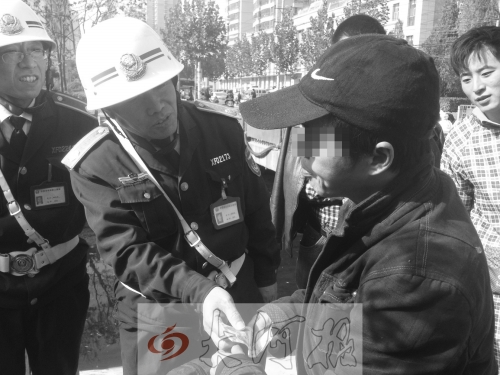 巡防隊員給蔣某錢讓其去買飯吃 巡防隊員給蔣某錢讓其去買飯吃