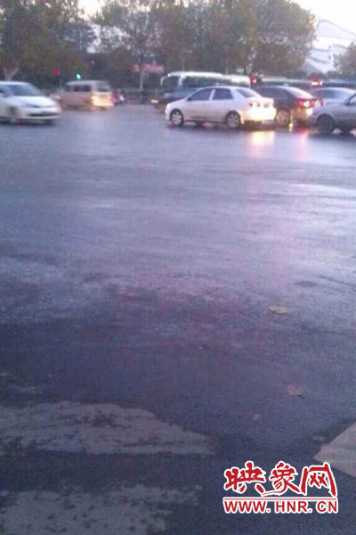 中原路與嵩山路交匯處路面因灑水結(jié)冰。(圖片來自網(wǎng)絡) 中原路與嵩山路交匯處路面因灑水結(jié)冰。(圖片來自網(wǎng)絡)