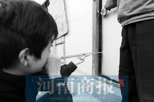 工作人員向藏獒“發(fā)射”麻醉針 工作人員向藏獒“發(fā)射”麻醉針