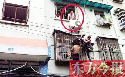 施救現(xiàn)場(chǎng),劉鵬(圈內(nèi))先用繩子捆住老太確保安全 勞動(dòng)報(bào)記者 郭娜 供圖 施救現(xiàn)場(chǎng),劉鵬(圈內(nèi))先用繩子捆住老太確保安全 勞動(dòng)報(bào)記者 郭娜 供圖