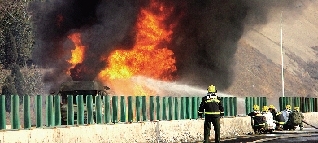 油罐車發生火災 油罐車發生火災