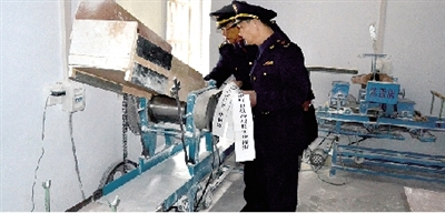 鄭州無證面條作坊被查封 老板深夜撕掉封條繼續干