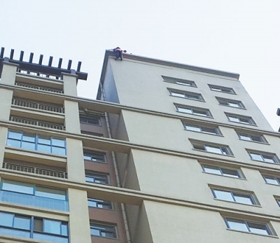 男子跳樓瞬間被保安拉住 身懸18層高樓終被救下 男子跳樓瞬間被保安拉住 身懸18層高樓終被救下