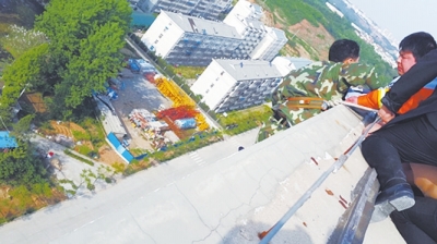 男子跳樓瞬間被保安拉住 身懸18層高樓終被救下 男子跳樓瞬間被保安拉住 身懸18層高樓終被救下