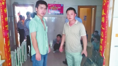 在吳文舉老師的幫助下，王強(qiáng)強(qiáng)（左）從傳銷窩點(diǎn)成功脫險(xiǎn)。