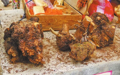 在市場上兜售的偽崖柏根 在市場上兜售的偽崖柏根