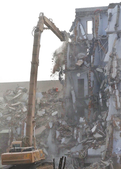 沒有任何防護降塵措施的拆遷工地 沒有任何防護降塵措施的拆遷工地