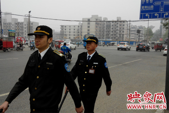 每天,老王的工作就是在火車站附近巡邏 每天,老王的工作就是在火車站附近巡邏