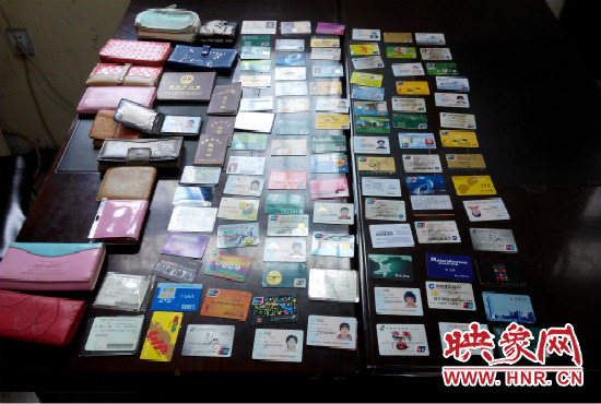 在日常執(zhí)勤當(dāng)中,巡防隊員經(jīng)常能撿到很多的身份證和銀行卡。 在日常執(zhí)勤當(dāng)中,巡防隊員經(jīng)常能撿到很多的身份證和銀行卡。