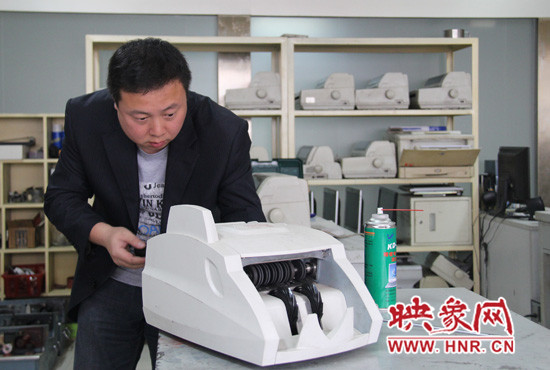 陸涌每天的工作就是和機器“談心”、發現故障、修好它們。 陸涌每天的工作就是和機器“談心”、發現故障、修好它們。