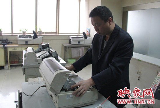 “不行,我再試一下,我一定要修好它。”遇到難題,東北人身上的那股執拗勁讓他又堅持了下來 “不行,我再試一下,我一定要修好它。”遇到難題,東北人身上的那股執拗勁讓他又堅持了下來