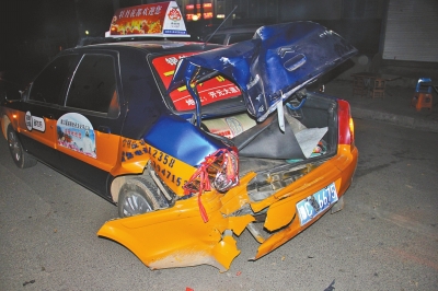 被撞得面目全非的出租車 被撞得面目全非的出租車