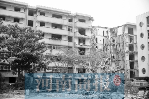 這棟樓一邊住著人,另一邊正在拆 這棟樓一邊住著人,另一邊正在拆