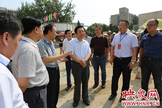 鄭州開(kāi)展“送清涼”專(zhuān)項(xiàng)行動(dòng) 關(guān)愛(ài)一線(xiàn)職工和農(nóng)民工 鄭州開(kāi)展“送清涼”專(zhuān)項(xiàng)行動(dòng) 關(guān)愛(ài)一線(xiàn)職工和農(nóng)民工