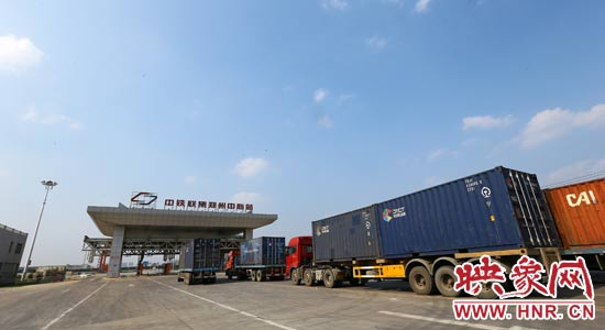 一頭連著生產(chǎn)，一頭牽著消費(fèi)，現(xiàn)代物流業(yè)成為經(jīng)濟(jì)運(yùn)行的血脈。 段晉哲/攝