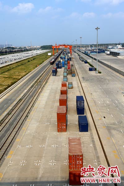 打造成為中西部地區(qū)對(duì)外貿(mào)易的“無(wú)水港”。段晉哲/攝 打造成為中西部地區(qū)對(duì)外貿(mào)易的“無(wú)水港”。段晉哲/攝