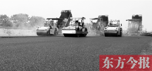 鄭州通航試驗區上街機場的改擴建工程正在緊張施工,寬闊的跑道已經基本竣工 鄭州通航試驗區上街機場的改擴建工程正在緊張施工,寬闊的跑道已經基本竣工