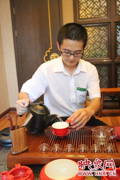 1、水壺里的水煮沸，李克勤把茶葉放進(jìn)茶荷里，準(zhǔn)備溫杯沖茶