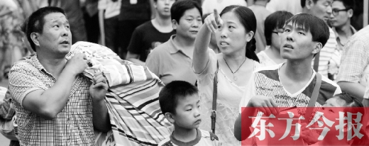 家長(zhǎng)親自送孩子上大學(xué),最主要的原因還是擔(dān)心孩子的安全問(wèn)題 家長(zhǎng)親自送孩子上大學(xué),最主要的原因還是擔(dān)心孩子的安全問(wèn)題