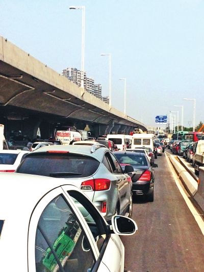 因塌方,中原路西三環交叉口附近擁堵嚴重 因塌方,中原路西三環交叉口附近擁堵嚴重