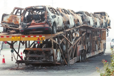 鞏義一載車(chē)貨車(chē)意外起火 車(chē)上18輛新車(chē)全被燒毀 鞏義一載車(chē)貨車(chē)意外起火 車(chē)上18輛新車(chē)全被燒毀